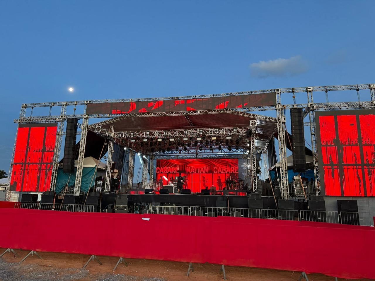 Palco outdoor de grande porte montado pela JRK com box truss, painéis de LED e sistema de som